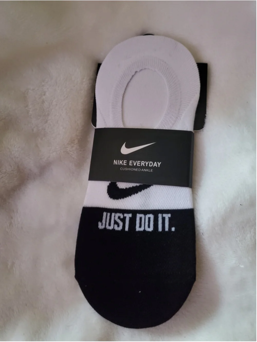 White and Black Nike Everyday Cushioned Ankle No show Socks M size 7-10